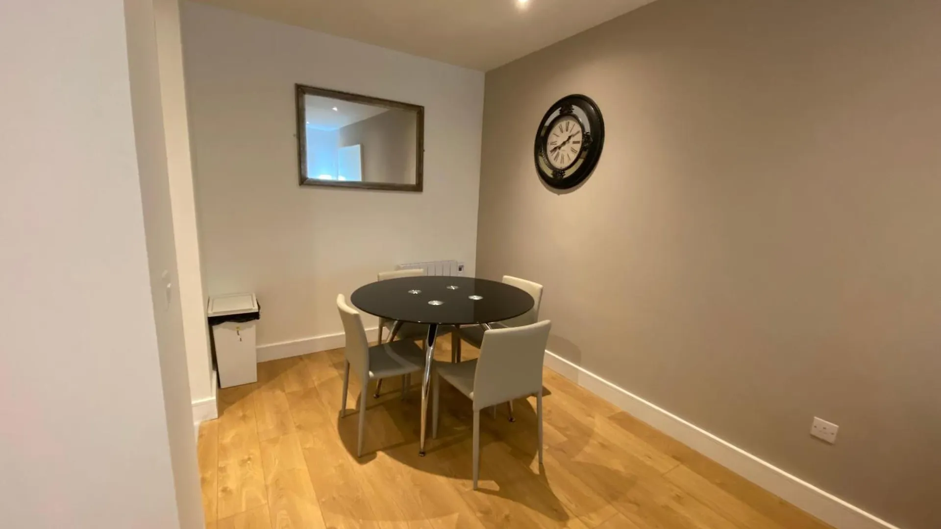 Parnell Corner Apartments Dublin 0*,